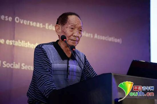 袁隆平院士在第十屆海外高層次人才座談會暨海外院士青島行“雁棲湖論壇”中發(fā)言。 中國青年網(wǎng)記者 李拓攝