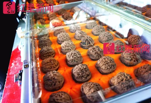 文玩核桃遇冷由幾萬(wàn)一對(duì)降到5元沒(méi)人要？商戶否認(rèn)