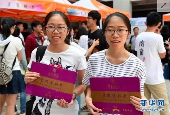 雙胞胎新生董悅爾、董聽