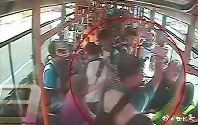 視頻截圖：青島男子嫌讓座慢腳踹掌摑學(xué)生。圖片來(lái)源：青島市公安局市北分局官方微博