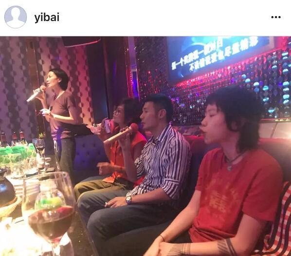 王菲母女跟李榮浩一起唱K，竇靖童的表情亮了