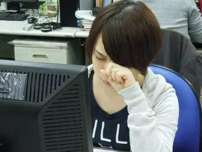 女白領為頸椎把電腦屏幕墊高 結(jié)果卻得了另一種病