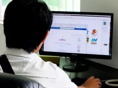 女白領為頸椎把電腦屏幕墊高 結(jié)果卻得了另一種病