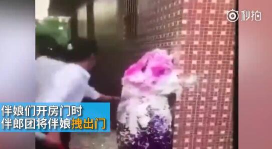 據(jù)澎湃新聞消息，近日廣東江門開平某村又現(xiàn)惡俗婚鬧。男方兄弟團(tuán)去接新娘的時候，先用彩帶對著姐妹團(tuán)狂噴，后來甚至有人用滅火器直接噴伴娘面部，害的伴娘差點被送進(jìn)醫(yī)院。