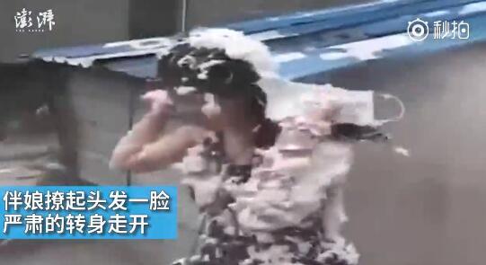 視頻中可以看到，雖然伴娘事先有穿雨衣防備，但在被伴郎團(tuán)圍攻時，雨衣被拔下，更過分的是，有人還用滅火器直接對著她的臉噴。后來伴娘好像是生氣了，撩起頭發(fā)一臉嚴(yán)肅的轉(zhuǎn)身走開。