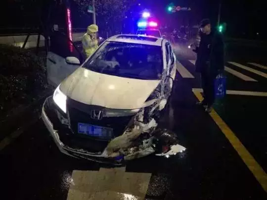 今天凌晨，杭州一對(duì)環(huán)衛(wèi)工夫婦被車(chē)撞進(jìn)錢(qián)塘江