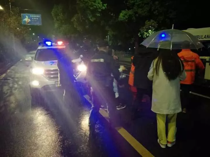 今天凌晨，杭州一對(duì)環(huán)衛(wèi)工夫婦被車(chē)撞進(jìn)錢(qián)塘江