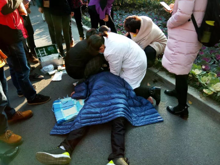 23歲IT男大學(xué)門(mén)口沒(méi)了心跳 保安飆車送醫(yī)生