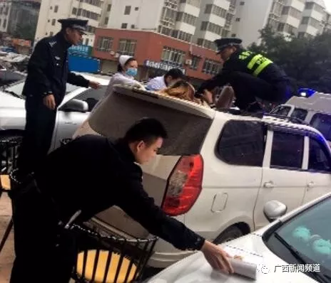 ▲女子跌落至一面包車車頂，民警和醫(yī)護(hù)人員將其救下。