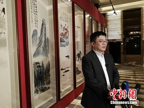北京保利拍賣執(zhí)行董事趙旭在當晚接受采訪。<a target='_blank'  _fcksavedurl='http://www.chinanews.com/' _fcksavedurl='http://www.chinanews.com/' >中新網(wǎng)</a>記者 宋宇晟 攝