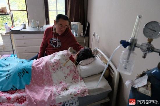 氧氣的轟隆聲，一刻不停地在這個(gè)家里“吵”了九年多。（羅逸爵 攝）