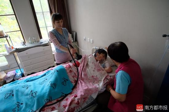 每次排痰，張津華就會(huì)癲癇發(fā)作，這是她腦部?jī)H有的電信號(hào)。（羅逸爵 攝）