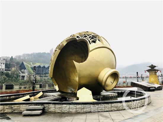 △茅臺(tái)鎮(zhèn)1915廣場(chǎng)著名的“壇碎”雕塑。