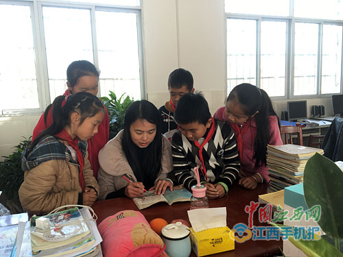 女教師備課本走紅 網(wǎng)友：這才是為人師表！