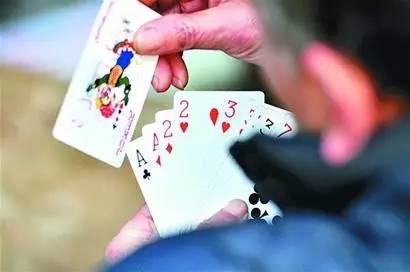 中國(guó)人過年熱衷打麻將 但你知道為何不是玩撲克嗎
