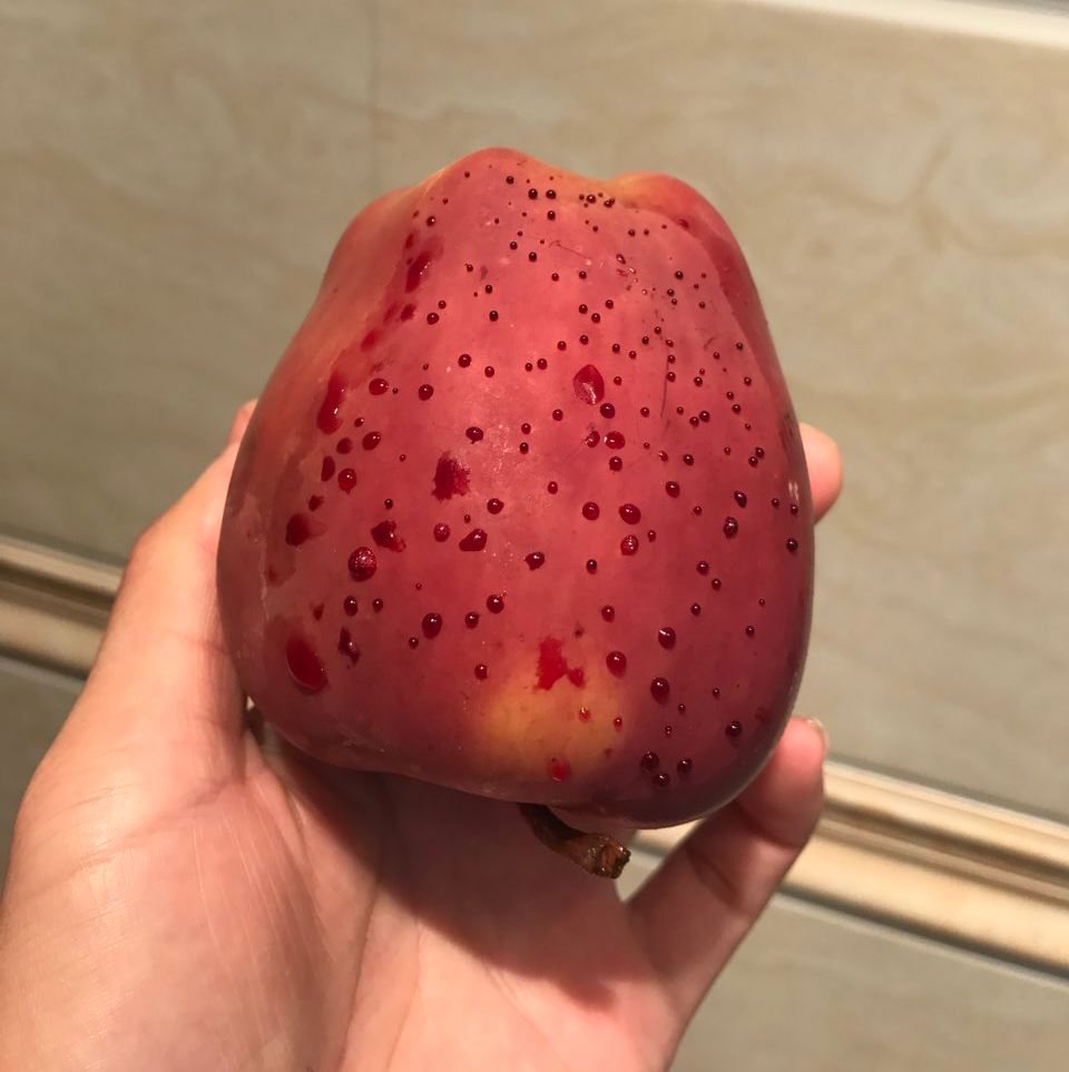 嚇懵！女子用熱水泡蘋果結(jié)果冒出血珠 咋回事？