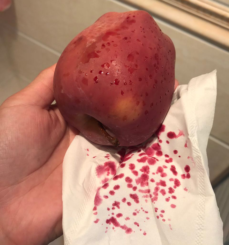 嚇懵！女子用熱水泡蘋果結(jié)果冒出血珠 咋回事？