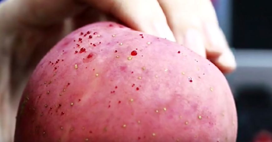 嚇懵！女子用熱水泡蘋果結(jié)果冒出血珠 咋回事？