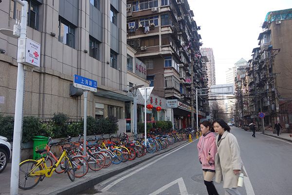 上海路的兩邊，大多是一些老房子。