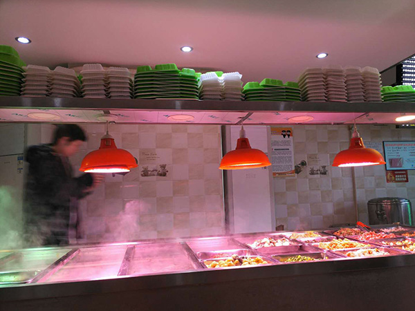 羅正宇經常去的炸醬面館，中午和晚上有盒飯吃。