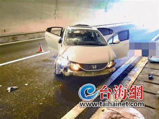 小車在龍巖高速隧道內(nèi)翻車，擋風(fēng)玻璃脫落。 臺(tái)海網(wǎng) 圖