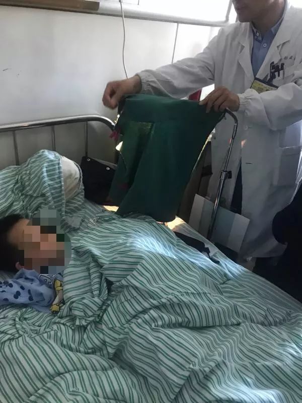 嚇哭！6歲男孩被夾斷手指 罪魁禍首竟是校服