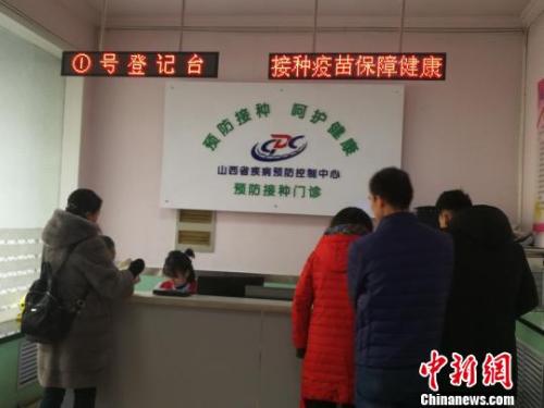 當(dāng)日，山西省疾病預(yù)防控制中心門診部擠滿了前來接種和咨詢四價(jià)宮頸癌疫苗的女性。 范麗芳 攝