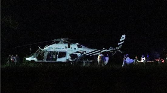 直升機(jī)護(hù)送被救少年。（圖：路透社）