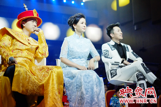 當(dāng)晚產(chǎn)生的冠亞軍，陳琨（中）、劉雯（右）、郭嘉寧