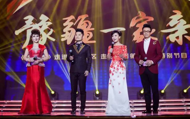 主持人：白燕升、龐曉戈、關(guān)楓、熱娜·古麗（從右到左）