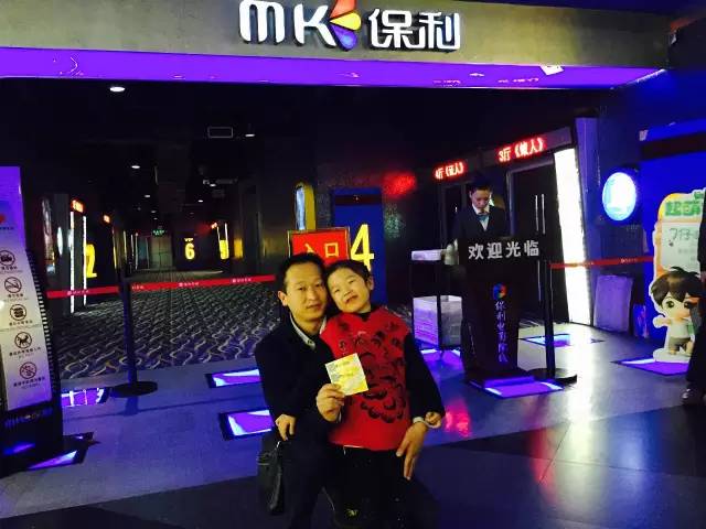 再來(lái)看兩個(gè)萌娃，表情都好有戲！