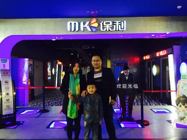 再來(lái)看兩個(gè)萌娃，表情都好有戲！