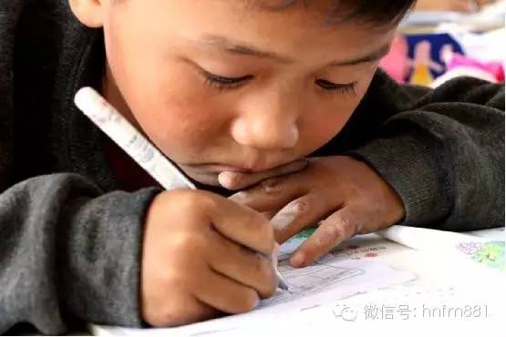 小手黑黑的，像是很少洗