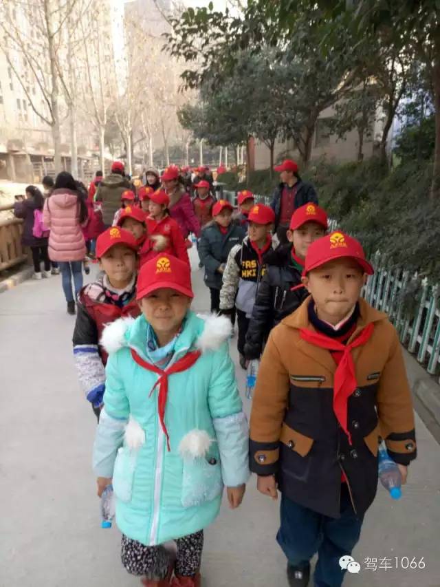 脖子上戴著紅領(lǐng)巾，頭上頂著小紅帽，排著整齊的隊(duì)伍——出發(fā)！