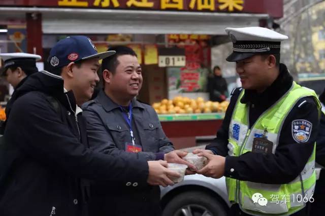 新華社攝影記者李博，也隨我們1066小分隊(duì)一路同行他也為我們記錄下了一幕幕溫暖的瞬間。