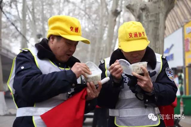 1066小分隊(duì)和志愿者來(lái)到金水路文化路，給這里執(zhí)勤的交警和協(xié)管送去暖心餃子。