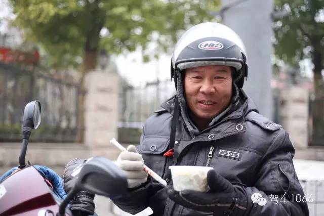 1066小分隊(duì)來(lái)到紫荊山（摩的司機(jī)、出租車(chē)司機(jī)、市民)，給他們送去餃子。