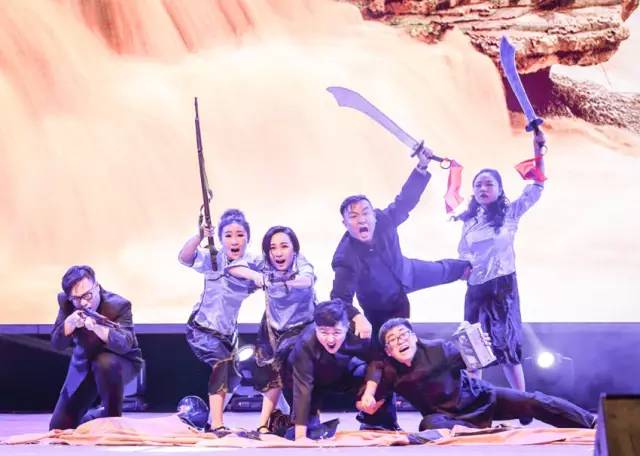 作為本場晚會的最后一個節(jié)目，《黃河大合唱》刷新你完全不一樣的體驗(yàn)。