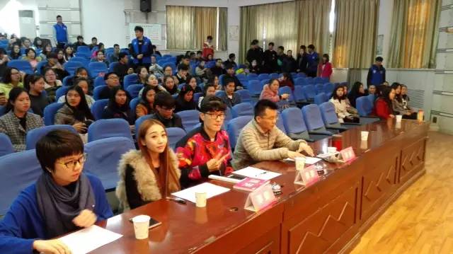 是不是很想讓Seven為你舉牌？