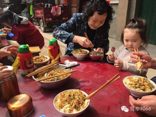 據(jù)說手搟面和柴雞蛋更配哦！