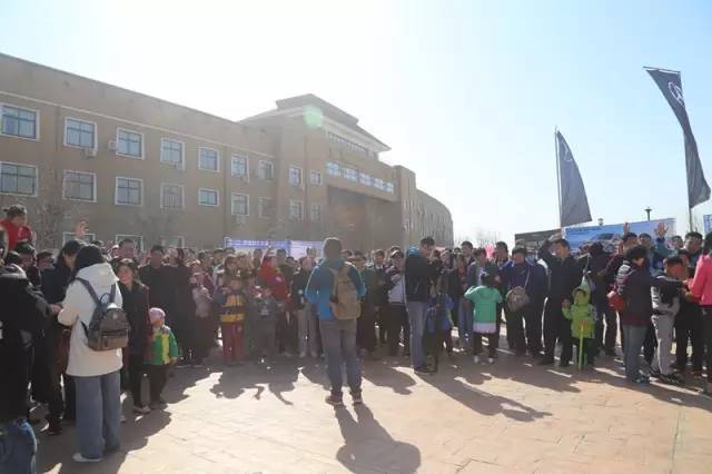 主持人胖達帶領(lǐng)魚油們進行抽獎環(huán)節(jié)，禮物大大滴呦！