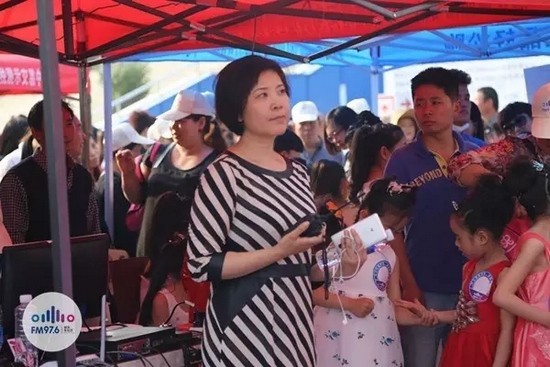 976老大木子一手手機(jī)一手對(duì)講一臉嚴(yán)肅，這是有多緊張呢？