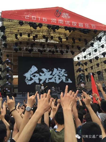 這么多朋友！默契的舉著一個手勢！