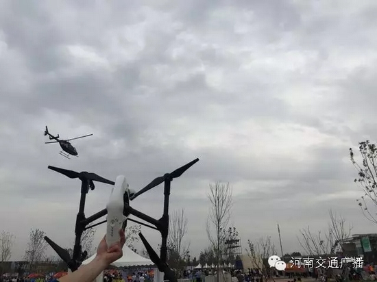 你以為音樂節(jié)只有音樂嗎？交廣號和無人機也在哦，看見它就揮揮手吧！