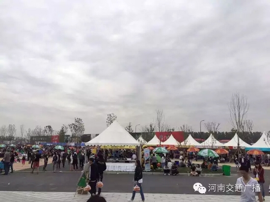 雖然天空已經(jīng)烏云密布，但大家的熱情絲毫不減！