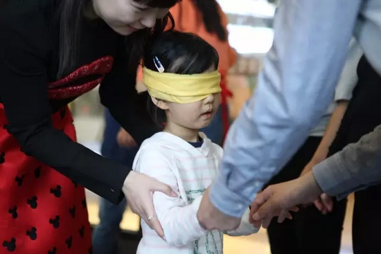 我能第一時間找到為我編辮子的爸爸，因為他的手是那樣的溫柔而有力量