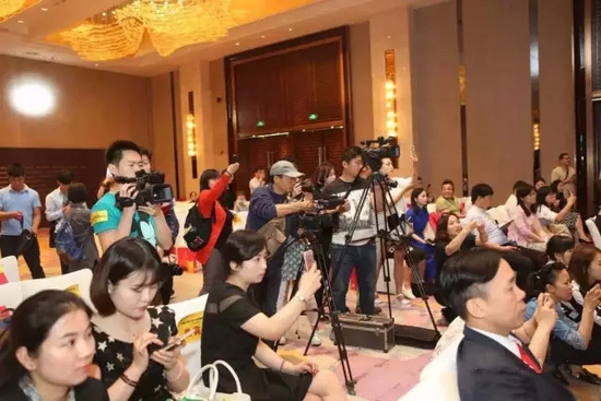 一時(shí)相機(jī)、攝像機(jī)齊閃