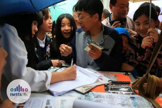 現(xiàn)場(chǎng)觀眾被臺(tái)上的浪漫氣氛感染，紛紛報(bào)名參加現(xiàn)場(chǎng)表白。