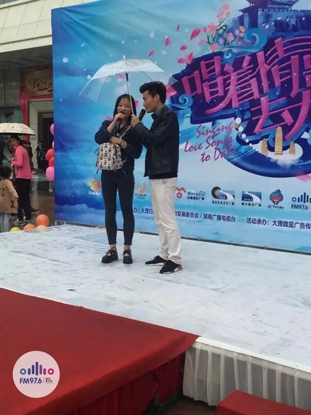 這是一位在校大學(xué)校，暗暗的喜歡純純的愛。