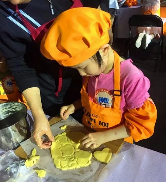 在爸爸媽媽的陪同下，親手制作餅干